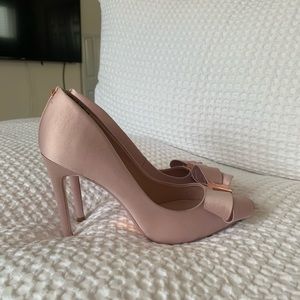 Ted Baker new pink satin heels w a bow.size 6.5